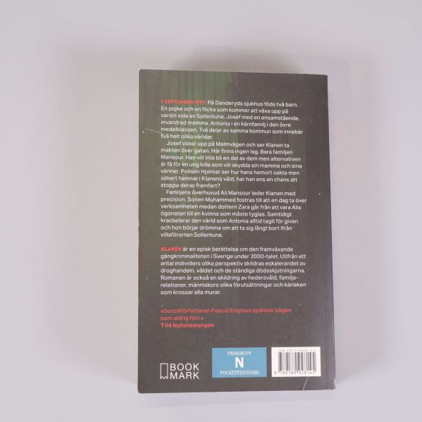 Baksida av Klanen med sammanfattning och citat samt ISBN och streckkod