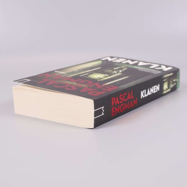 Boken Klanen visad i sned vinkel, pocketformat med tjock rygg