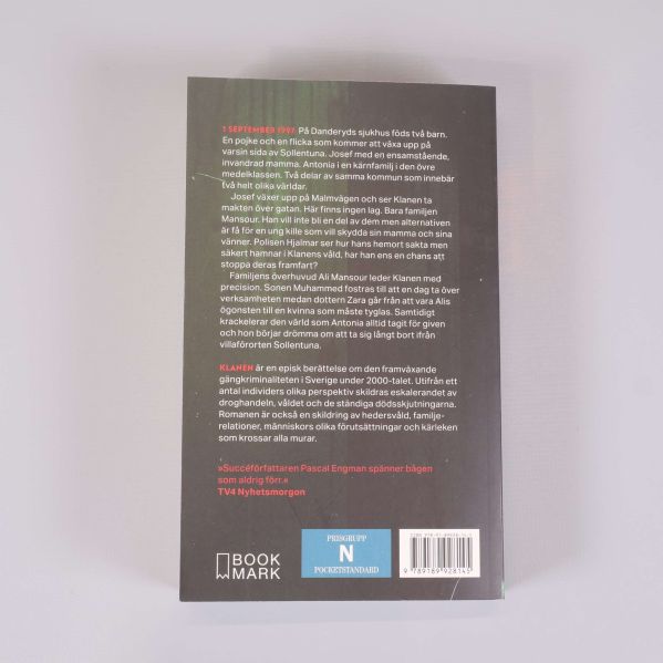 Baksida av pocketbok Klanen med beskrivande text och ISBN-nummer