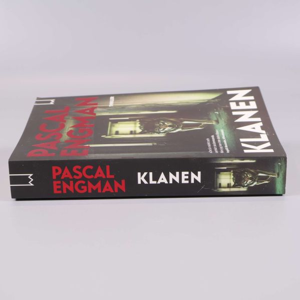 Rygg och framsida av boken Klanen liggande på sidan