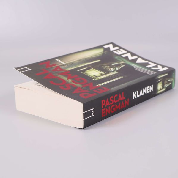 Pocketbok Klanen av Pascal Engman visad i sned vinkel