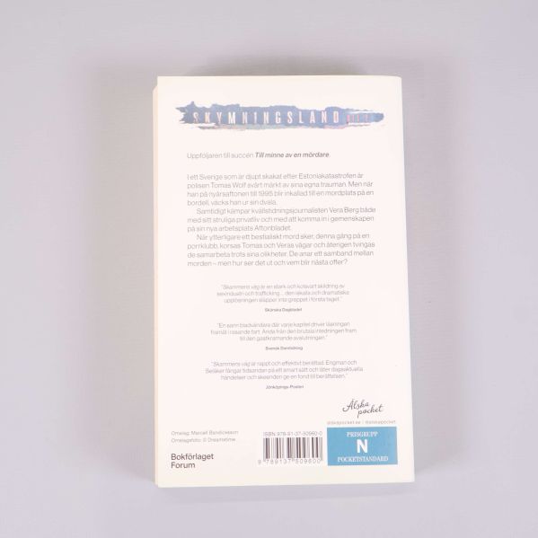 Baksida av Skammens väg med bokbeskrivning och ISBN-nummer synligt