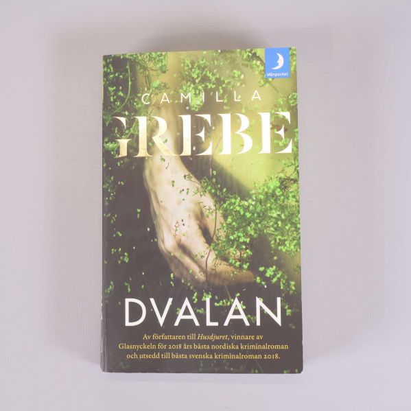 Framsida av pocketboken Dvalan med grönt och guldfolierat omslag