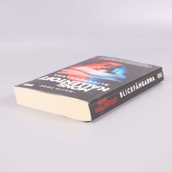 Blickfångarna pocketbok liggande, visar bokrygg och bokens tjocklek