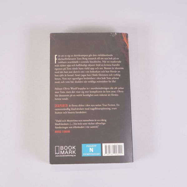 Baksidan av pocketbok med beskrivning och ISBN-nummer