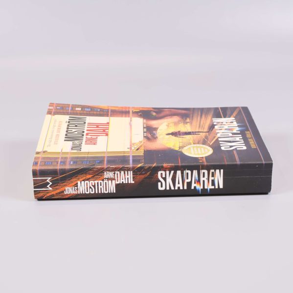 Bok liggande på sidan med synlig ryggetikett