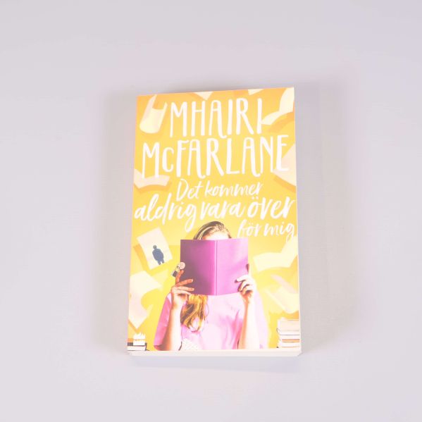 Framsida av boken Det kommer aldrig vara över för mig av Mhairi McFarlane med gul bakgrund och kvinnlig siluett