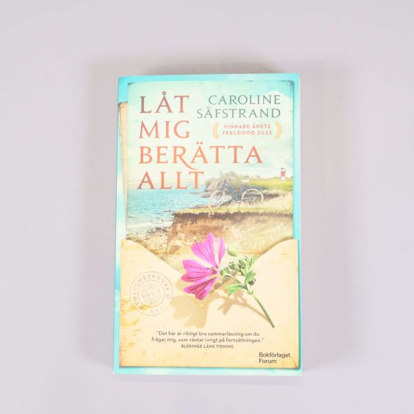 Framsidan av Låt mig berätta allt av Caroline Säfstrand med somrig illustration