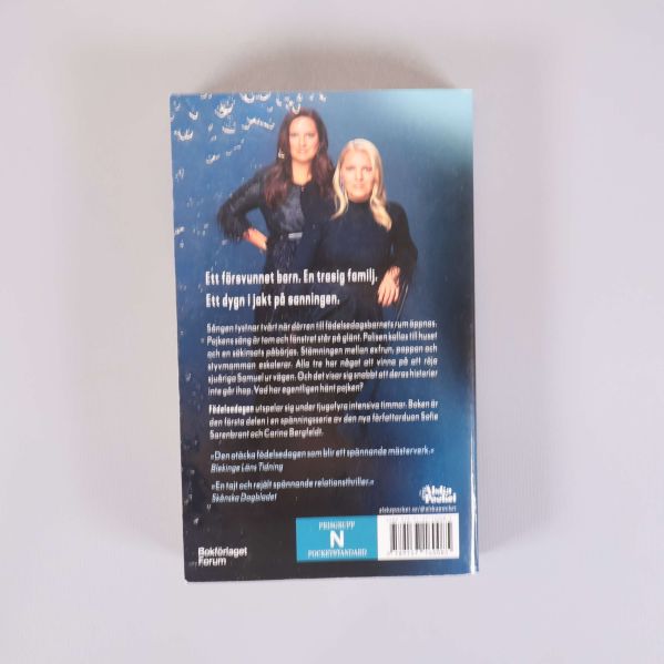 Baksidan av boken Födelsedagen med text och författarbilder