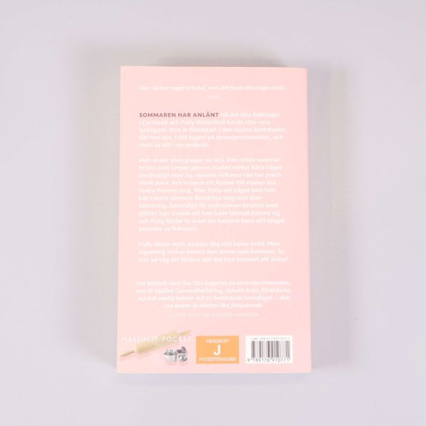 Baksida av Sommar i det lilla bageriet med beskrivning och ISBN