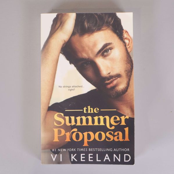 Framsidan av pocketboken The summer proposal med färgstarkt omslag