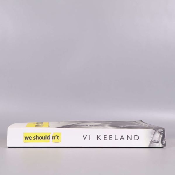 Bokrygg med gul titel We shouldn't och författarnamn Vi Keeland