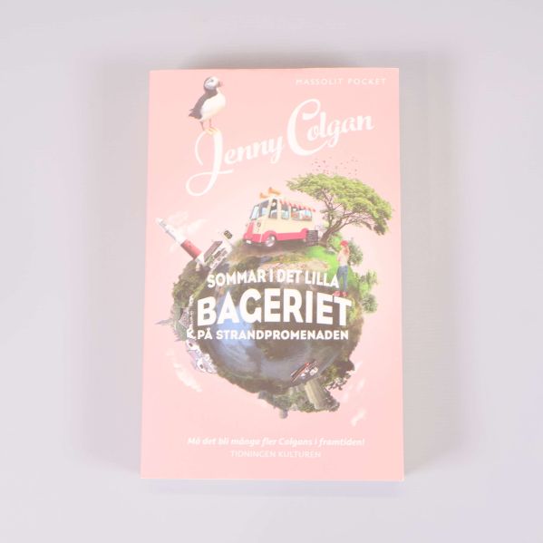 Framsida av pocketbok med rosa omslag och illustrationer, titel och författarnamn tydligt synliga