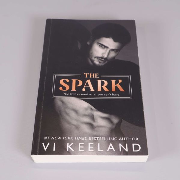 Framsida av pocketbok The Spark med porträtt och kopparfärgad titel