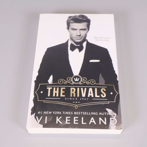 Framsida av The Rivals med man i kostym på omslaget