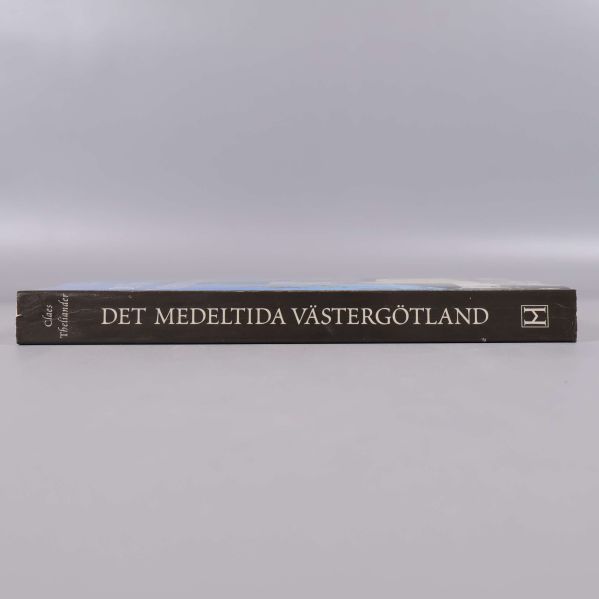 Bokrygg med vit text Det medeltida Västergötland mot svart bakgrund