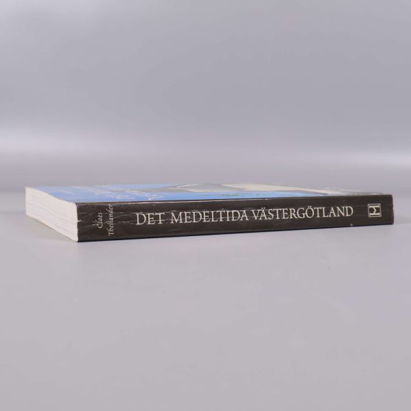 Boken Det medeltida Västergötland liggande på sidan