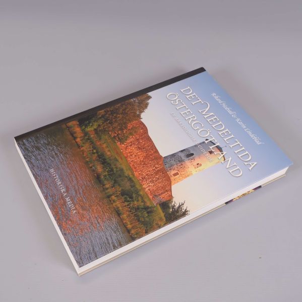 Omslaget av boken Det medeltida Östergötland fotad snett ovanifrån