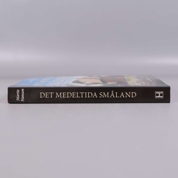 Bokrygg på Det medeltida Småland med titel och författarnamn