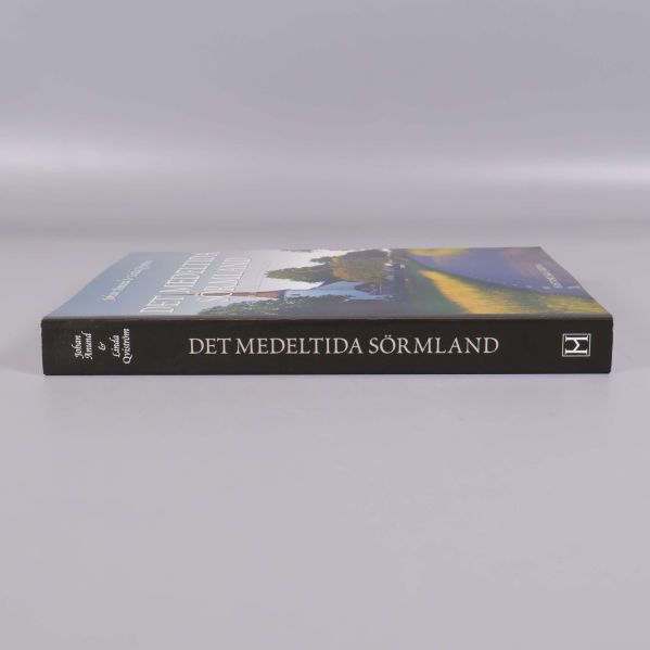 Bokrygg på Det medeltida Sörmland med titeln i vitt