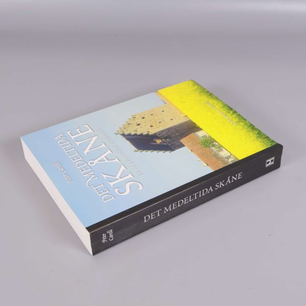 Boken Det medeltida Skåne snett ovanifrån med framsidan synlig