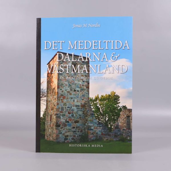 Framsida av boken Det medeltida Dalarna & Västmanland med en stenkyrkoruin