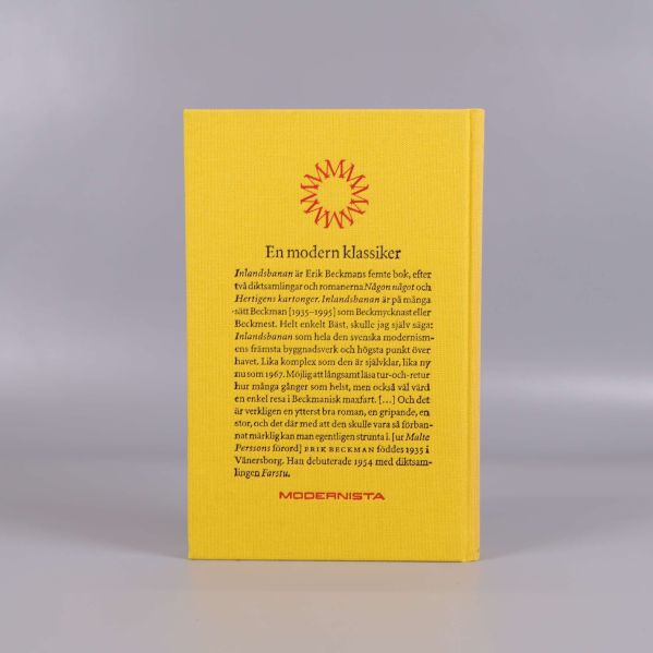 Baksida av boken Inlandsbanan med beskrivning och gul design