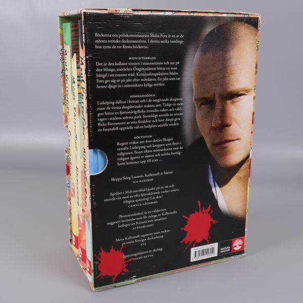 Baksida av boxen med text och författarfoto