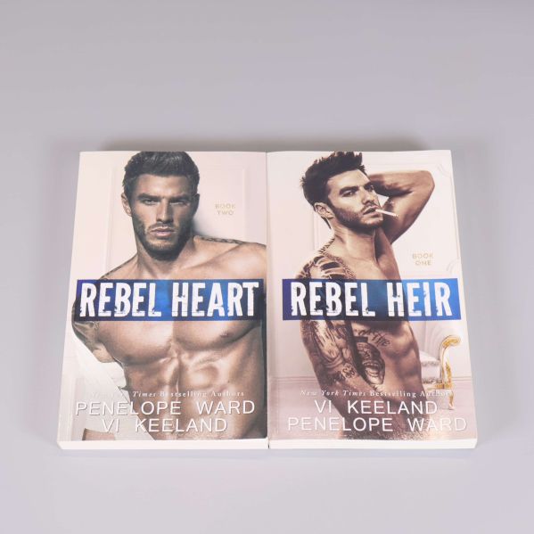 Två böcker Rebel Heir och Rebel Heart sida vid sida med omslag i färg