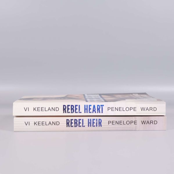 Båda böckerna Rebel Heir och Rebel Heart staplade med ryggarna utåt