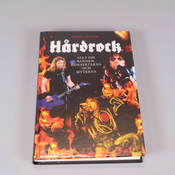 Framsidan på boken Hårdrock med bandmedlemmar och eld
