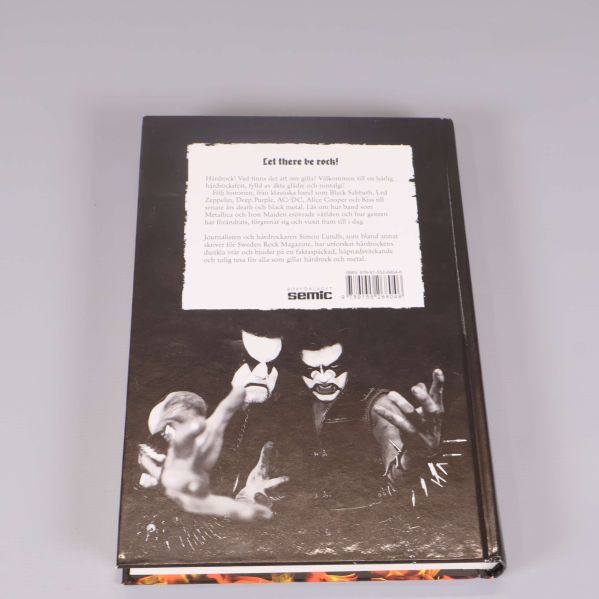 Baksida av boken Hårdrock med beskrivning, barcode och foto av två personer