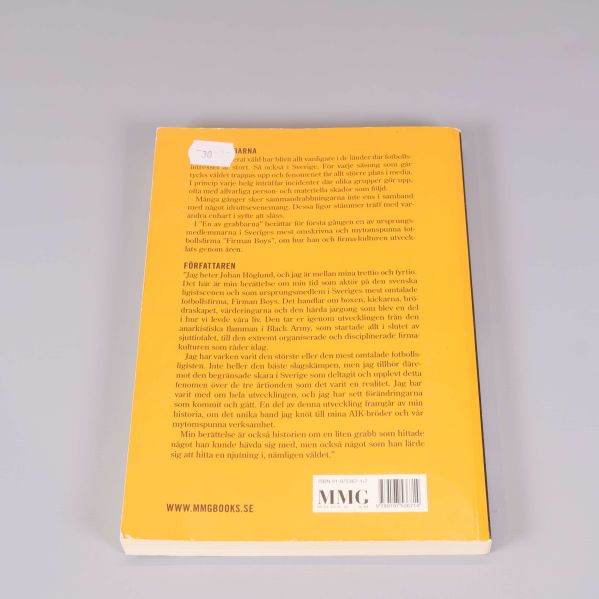 Baksidan av boken En av grabbarna med text och beskrivning