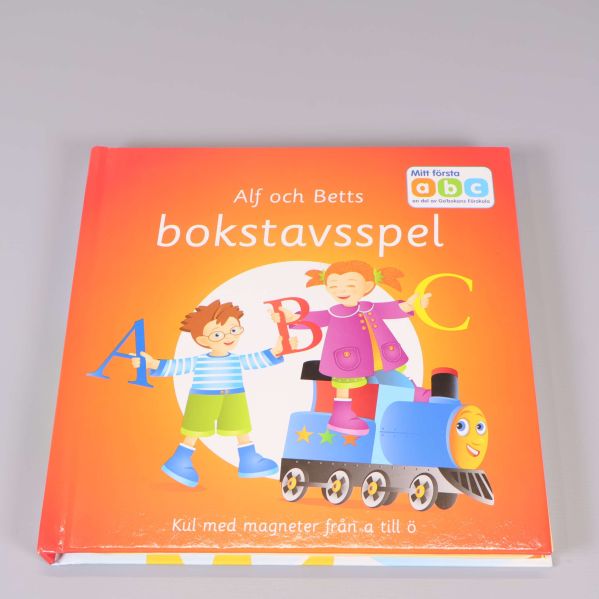 Framsida av Alf och Betts bokstavsspel med färgglada illustrationer