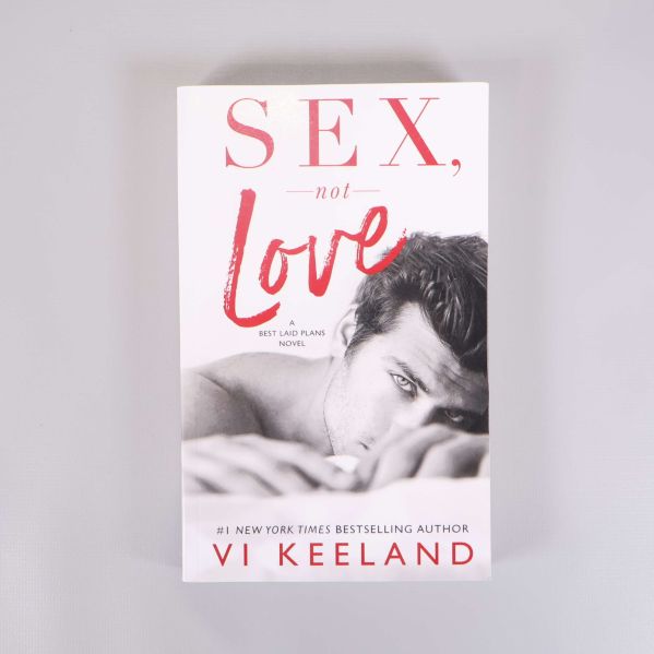 Framsida av pocketboken Sex, not love av Vi Keeland med tydligt bokomslag och titel
