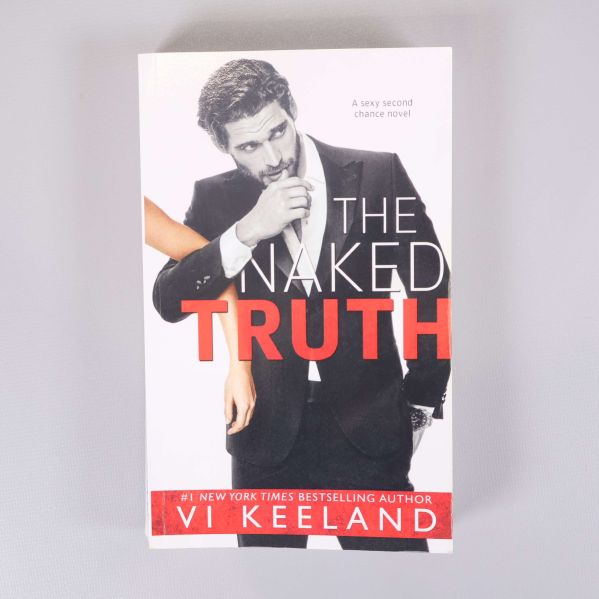 Framsidan av pocketboken The Naked Truth av Vi Keeland med svartvit illustration och röda detaljer