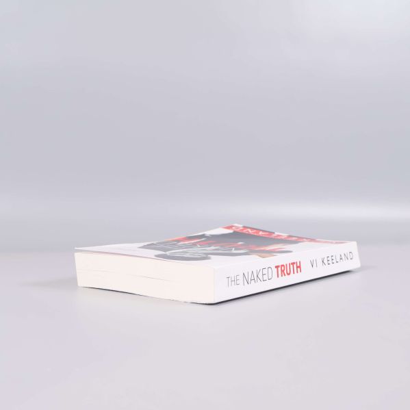 Boken The Naked Truth av Vi Keeland sedd från sidan i liggande position