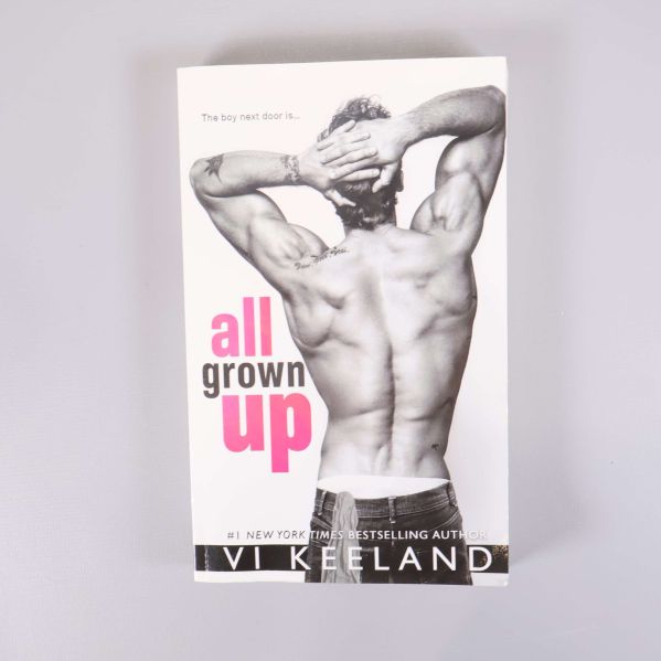 Framsida av boken All grown up med svartvitt foto och rosa text