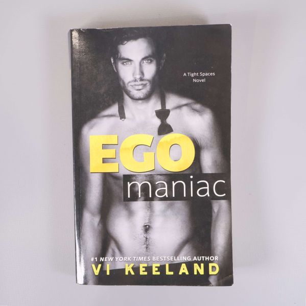 Framsida av Ego maniac med svartvitt porträtt och gul text