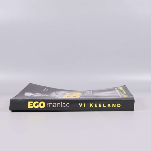 Rygg på Ego maniac med titel och författarnamn i gult