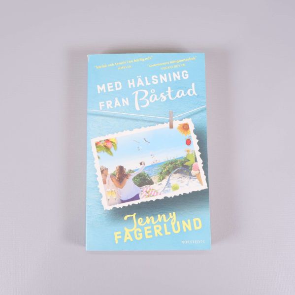 Framsidan av pocketboken Med hälsning från Båstad med somrig illustration