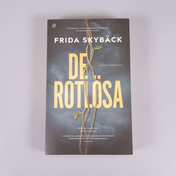 Framsida av pocketboken De rotlösa av Frida Skybäck mot ljus bakgrund
