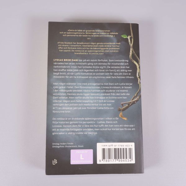 Baksida av pocketboken De rotlösa med textbeskrivning och ISBN-nummer