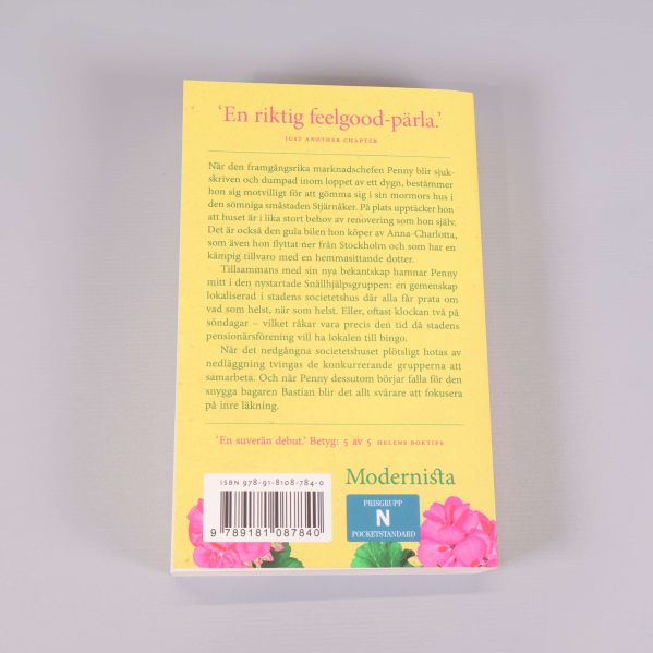Baksidan av Snällhjälpsgruppen i Stjärnåker med bokbeskrivning och ISBN