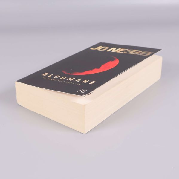 Blodmåne av Jo Nesbø i pocketformat, sned vinkel visar bokens sidor