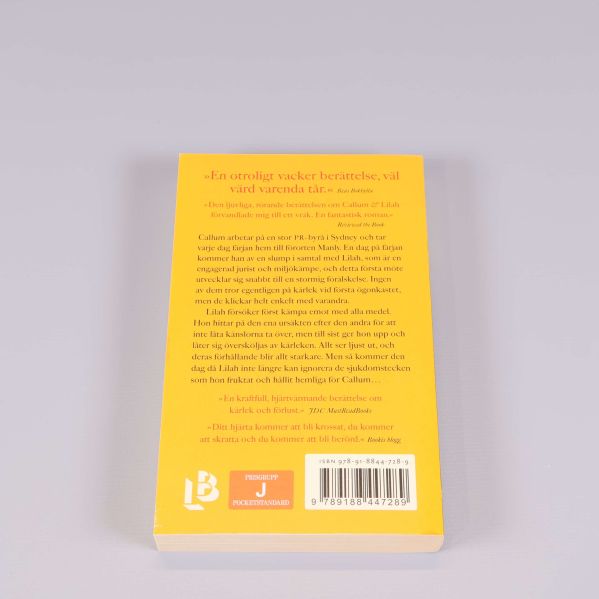Bokens baksida med gul bakgrund, texter och synlig ISBN-kod