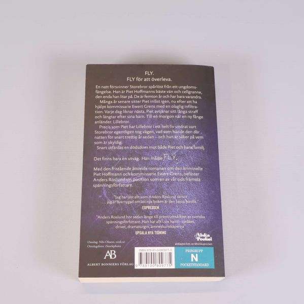 Baksidan av Fly av Anders Roslund med beskrivning och ISBN