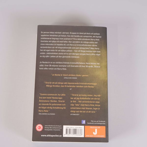 Baksida av boken Törst med text och citat