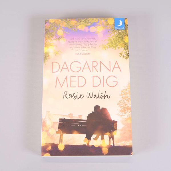 Framsida av pocketbok Dagarna med dig av Rosie Walsh i mjuka färger