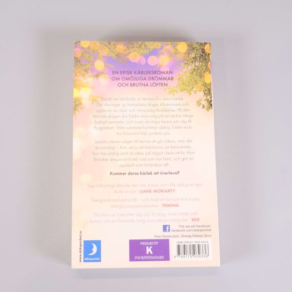 Baksida av pocketbok Dagarna med dig med beskrivning och ISBN